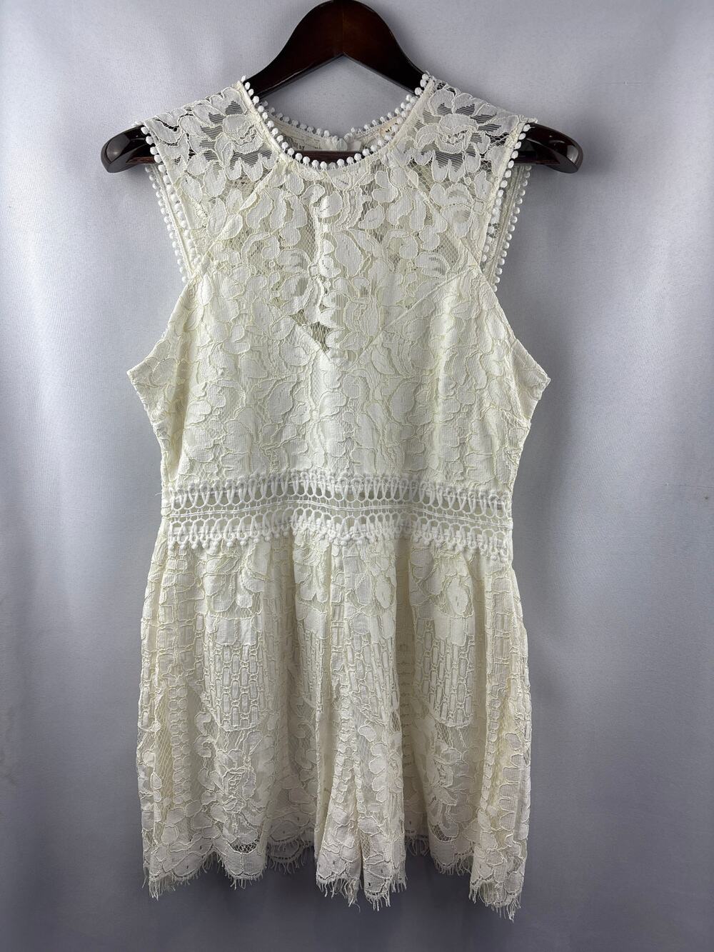 Women’s Main Strip Large Cream Lace Sleeveless Romper